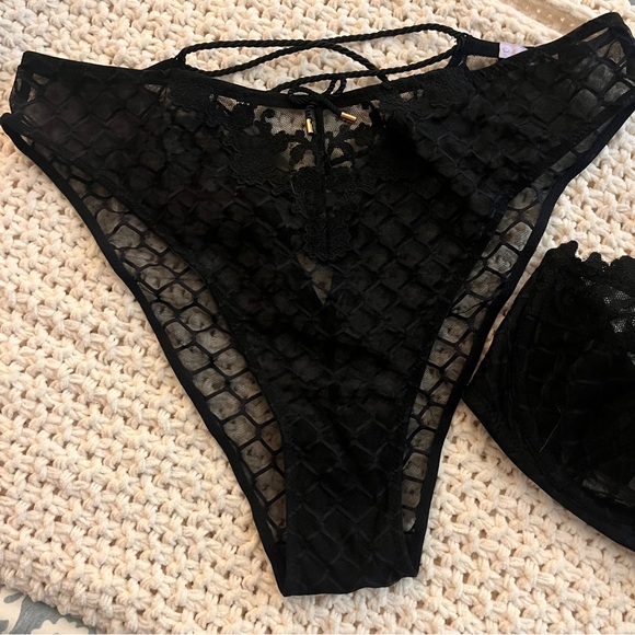 SAVAGE X FENTY Black Lace Underwire Bra with Floral Detailing Intimates Set - Picture 2 of 4